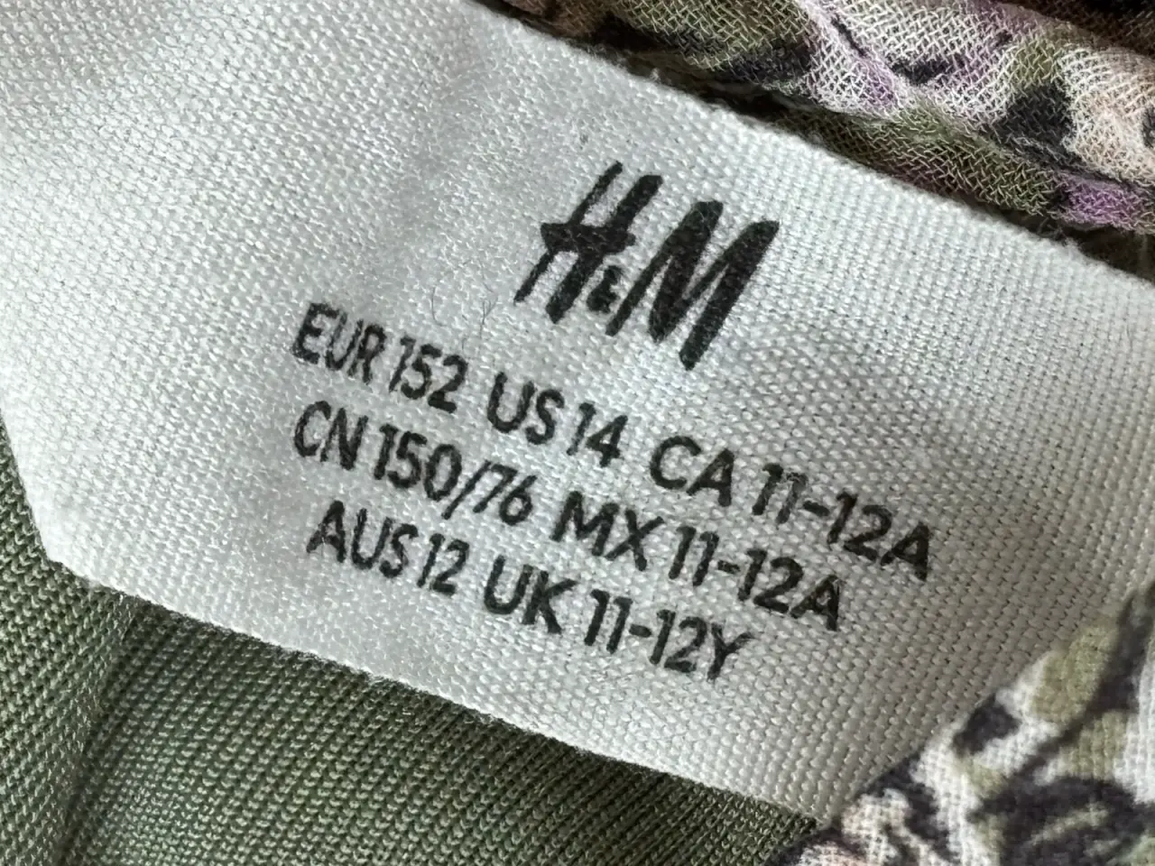 Billede 16 - H&M kjole i polyester, str 152, grøn små blomster
