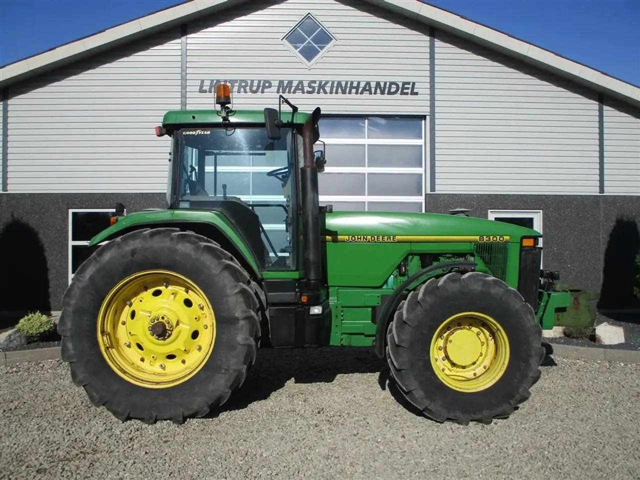 Billede 2 - John Deere 8300 Pæn regulær traktor med rigtig gode dæk på.