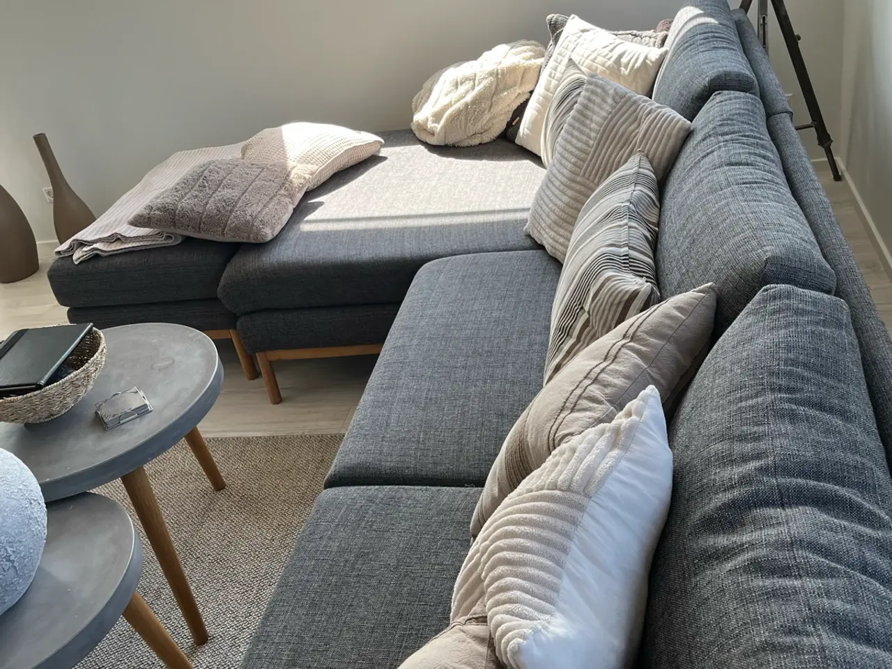 Billede 7 - Lækker Sofa med chaiselong, stol og puf