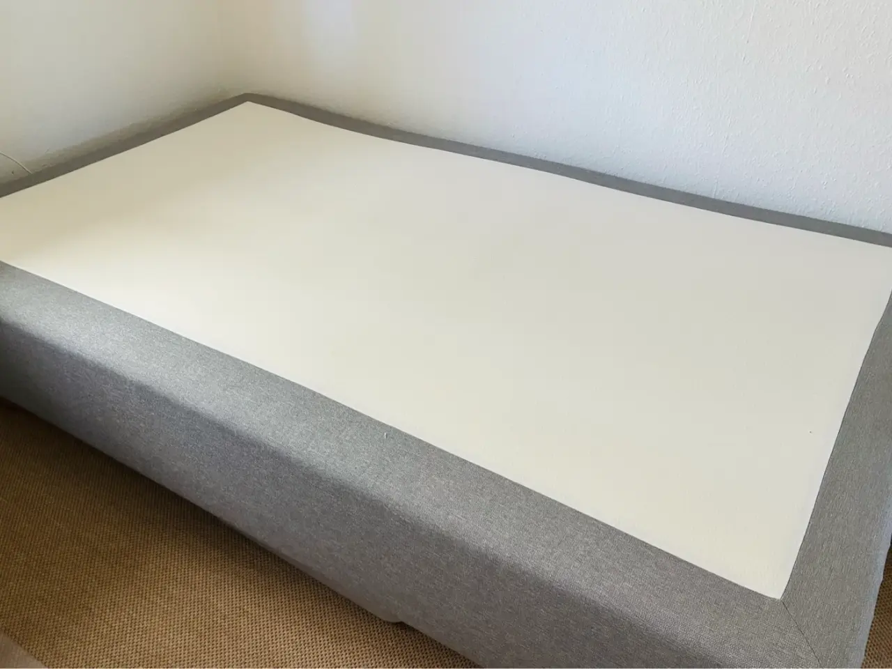 Billede 1 - Grå 120X200 seng (skal afhentes)
