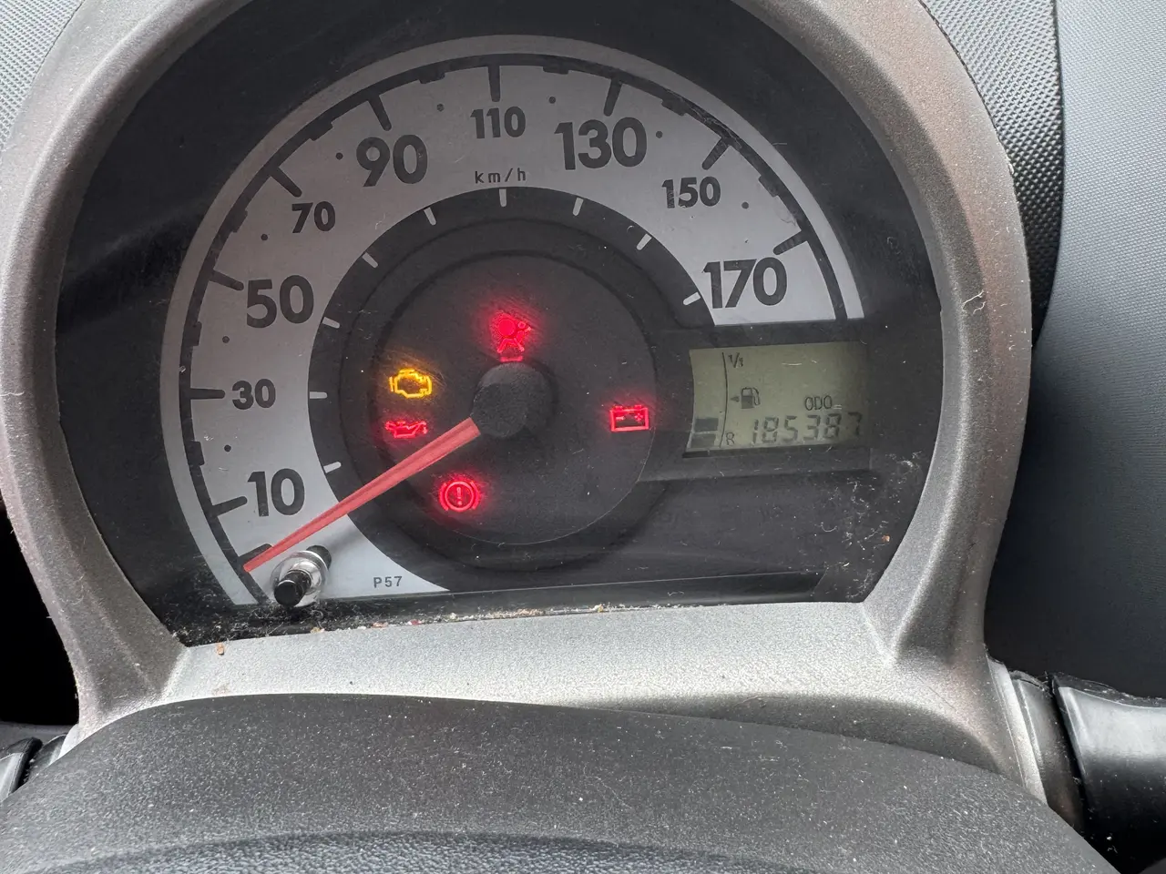 Billede 10 - Velholdt og velkørende rød Toyota Aygo.