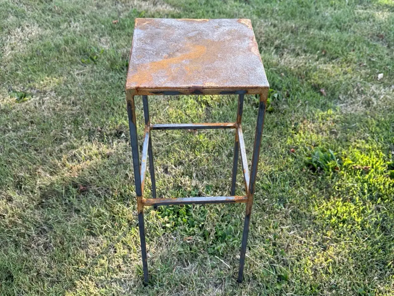 Billede 3 - Industrielt piedestal / plantebord – rå patina.