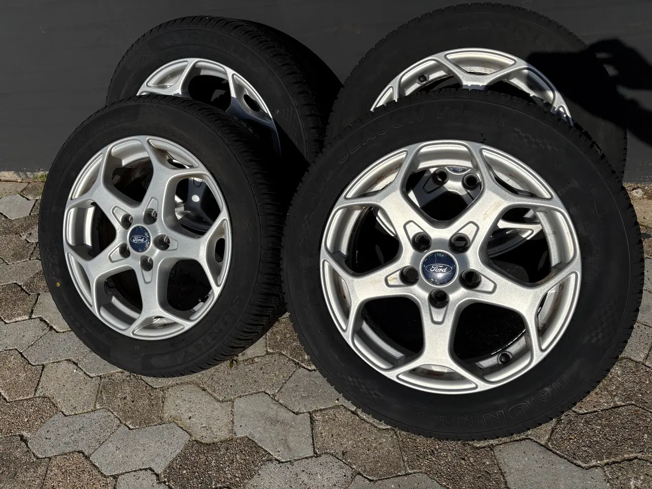 Billede 2 - 16" Org. Ford Alu m/næsten nye Sunny Helårsdæk