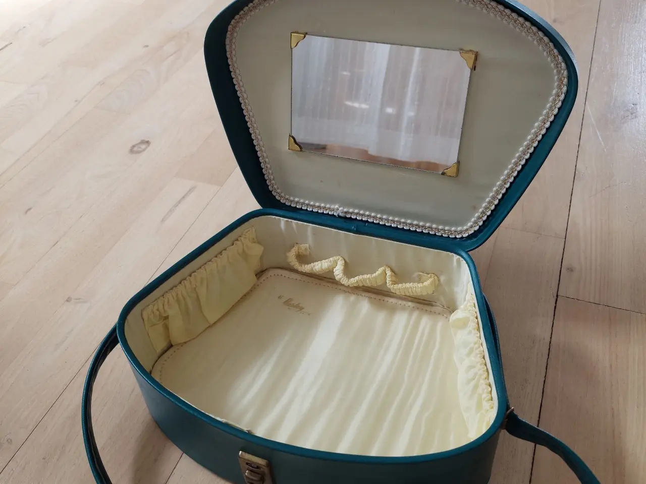 Billede 1 - Vintage Beautybox med funky detaljer – Harley Lime