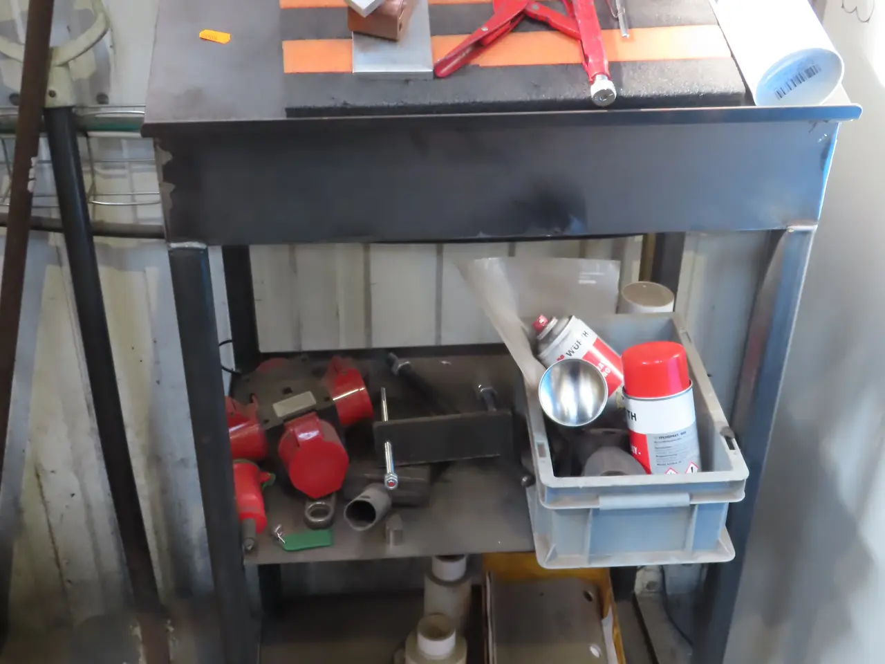 Billede 1 - Arbejdsbord med indhold