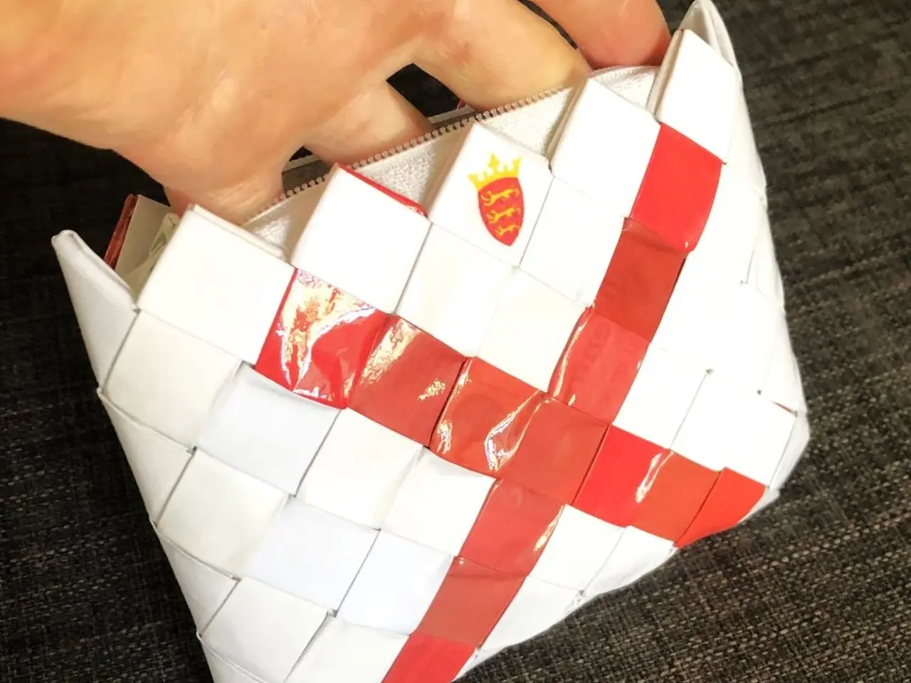 Billede 6 - HVID PUNG med RØDT KRYDS - Jersey
