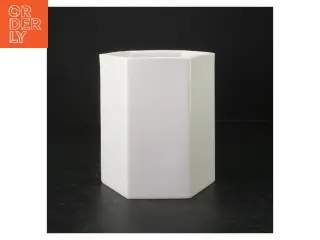 Hvid sekskantet keramik vase (str. H. 15,5 cm ø. 13,5 cm)