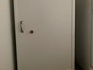 Pengeskab / arkivskab med hylder
