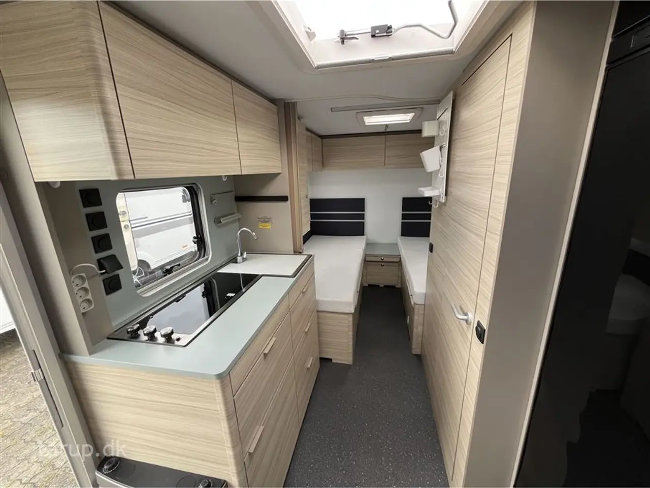 Billede 12 - 2022 - Adria Altea 502 UL Mover, posemarkise, rundsiddegruppe, stort køleskab, midi tagluge, serviceklap, stabilisator, enkeltsenge med lameludtræk