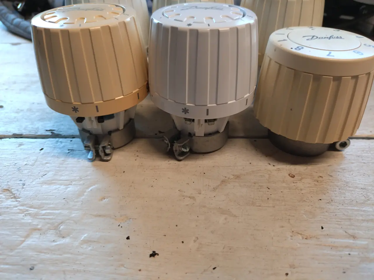 Billede 2 - Gamle Danfoss termostater med spændebånd
