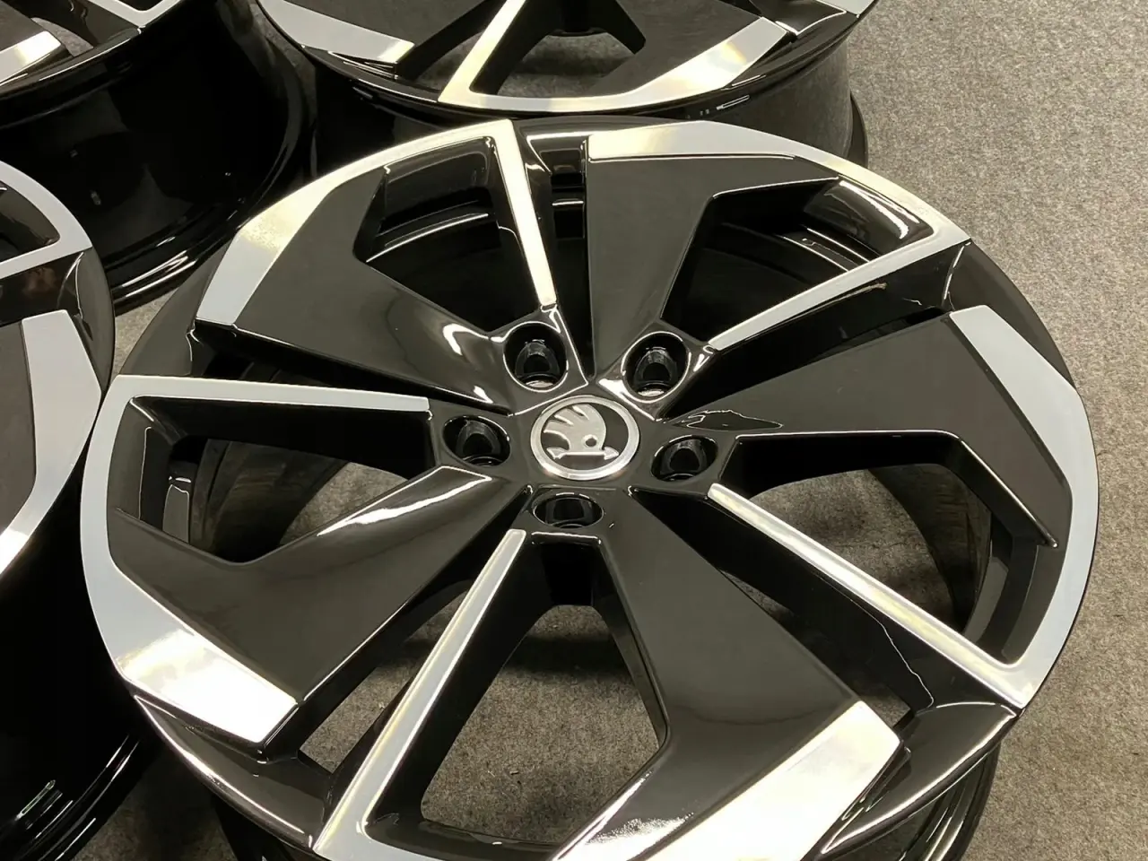 Billede 4 - ALUFÆLGE SKODA OCTAVIA IV RS 5E3 18"