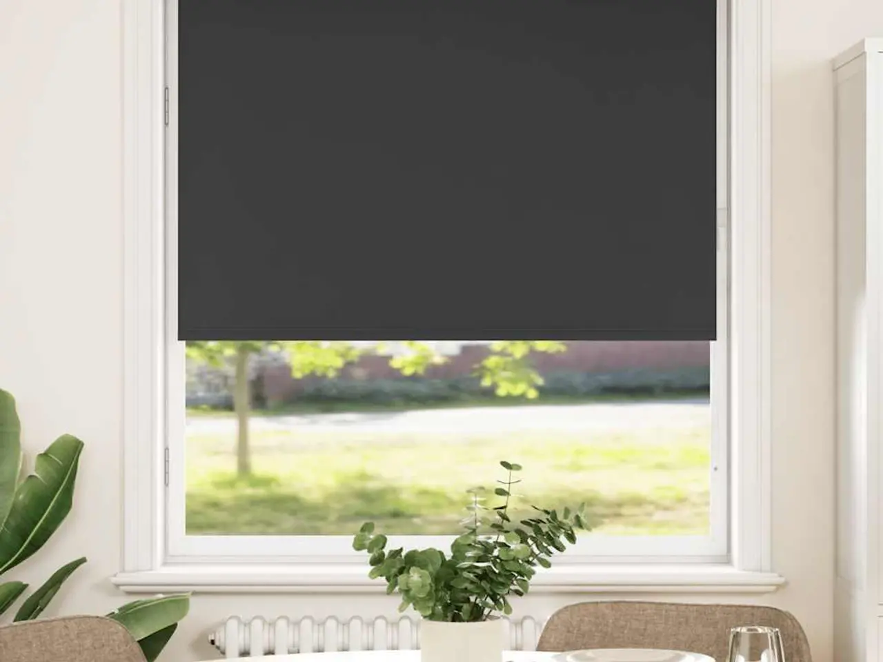 Billede 1 - Mørklægningsrullegardin 115×150 cm - stofbredde 110,7 cm, sort polyester