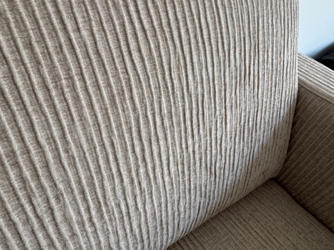 Billede 4 - Sofa 2 1/2 Pers. sandfarvet med egetræsben