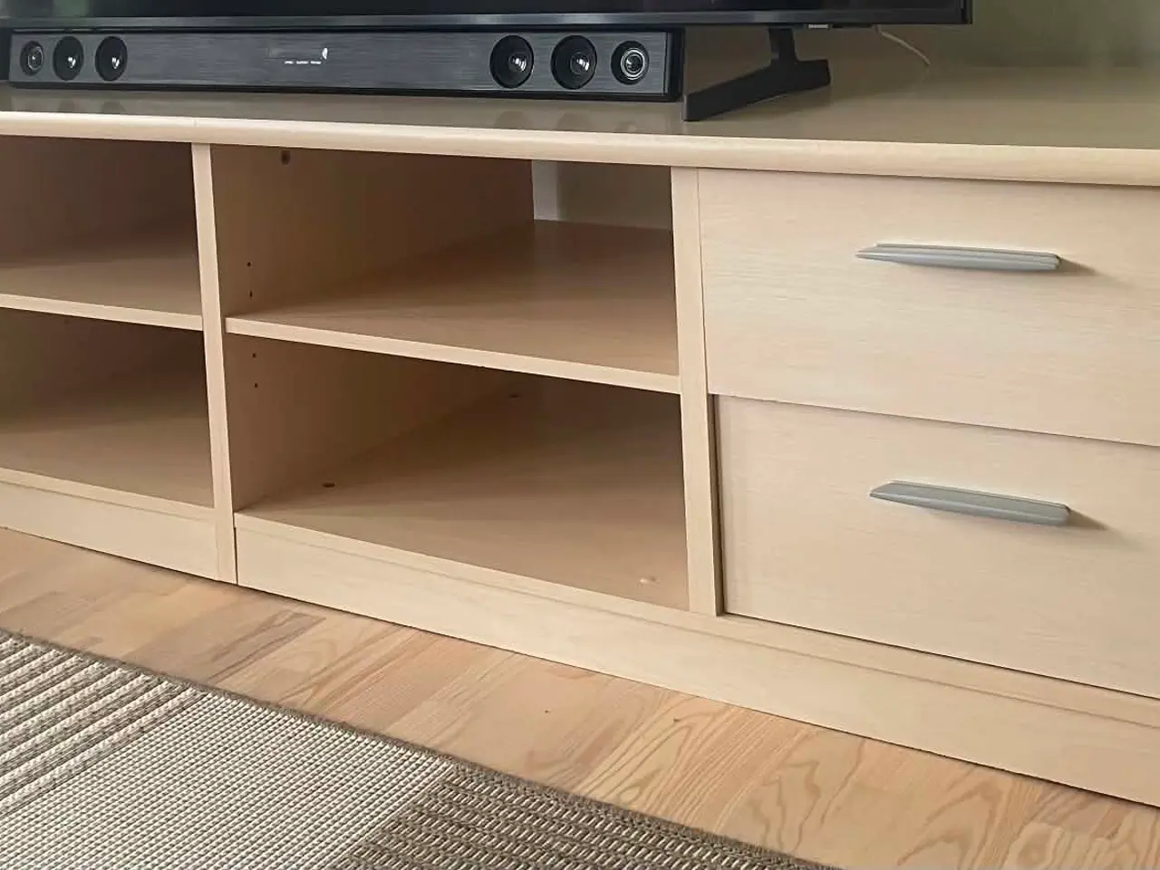 Billede 1 - Langt tv-bord / kommode med god opbevaringsplads