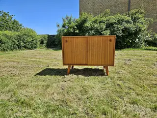 Teak skænk med smukke detaljer – høj kvalitet