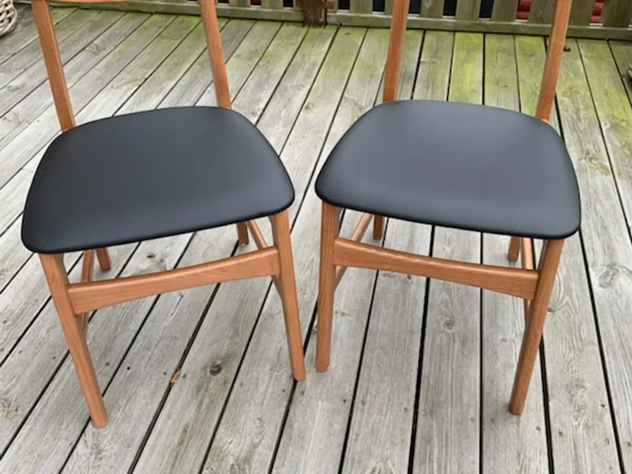 Billede 2 - Rundt spisebord med 2 stole