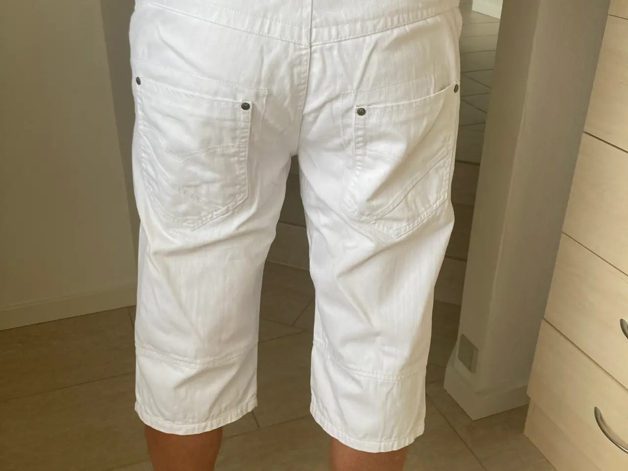 Billede 4 - Hvide denim knæshorts, livvidde 34