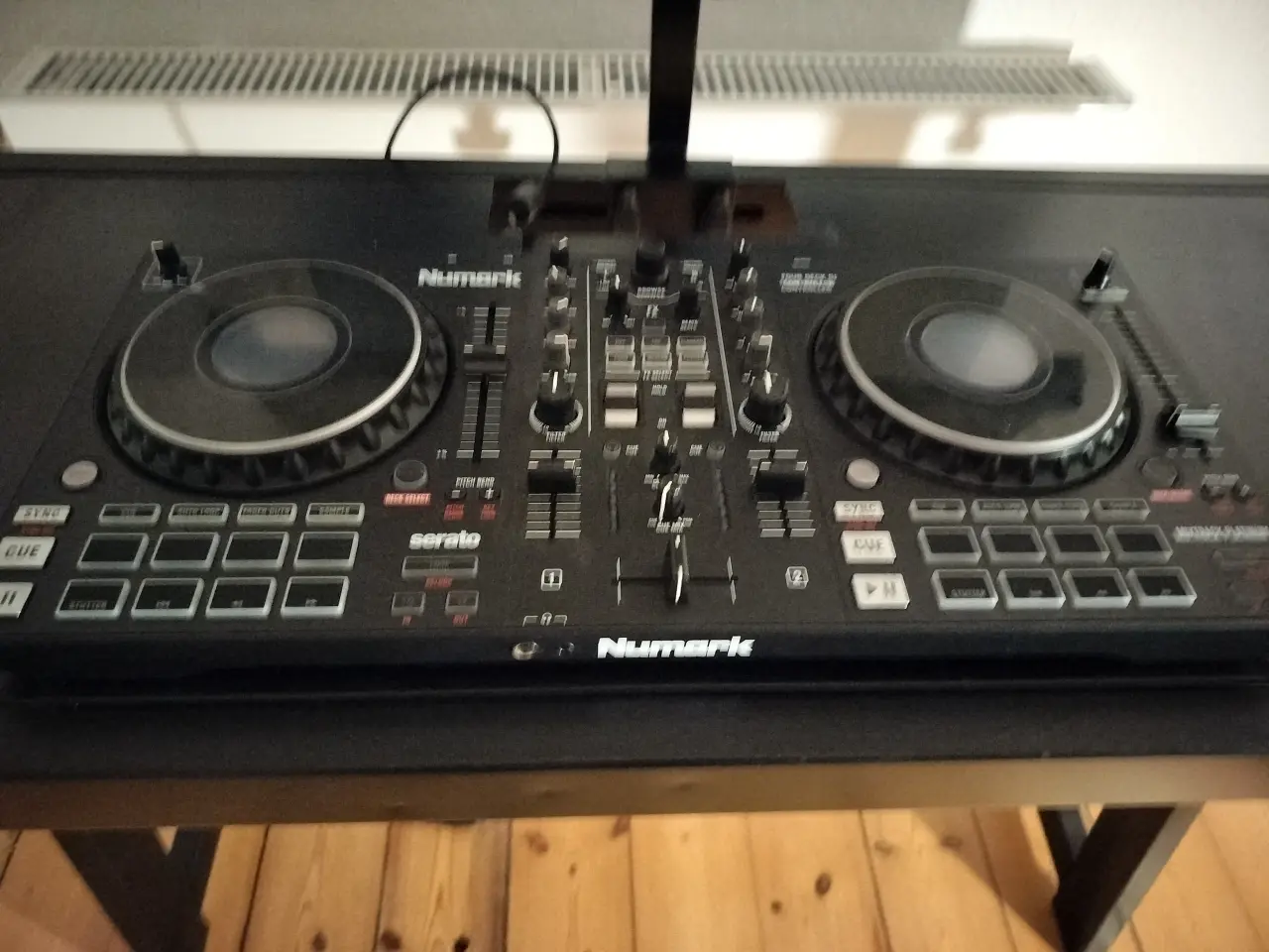 Billede 15 - DJ mixer og bord og højtaler med stativ m.m