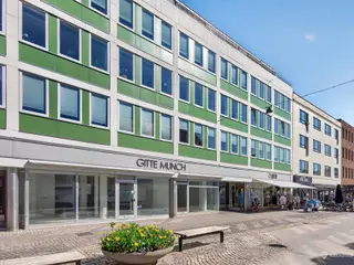 Synligt og velplaceret butikslejemål med rigtig fin facade og udstillingsfaciliteter