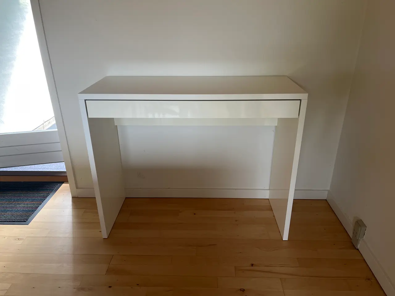 Billede 1 - Skrivebord / sminkebord hvid højglans - Odense
