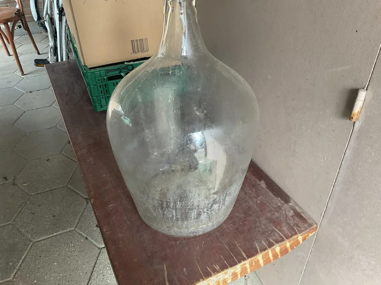 Billede 2 - 2 stk. vinballoner, gamle, glas, indhold ca. 20 l