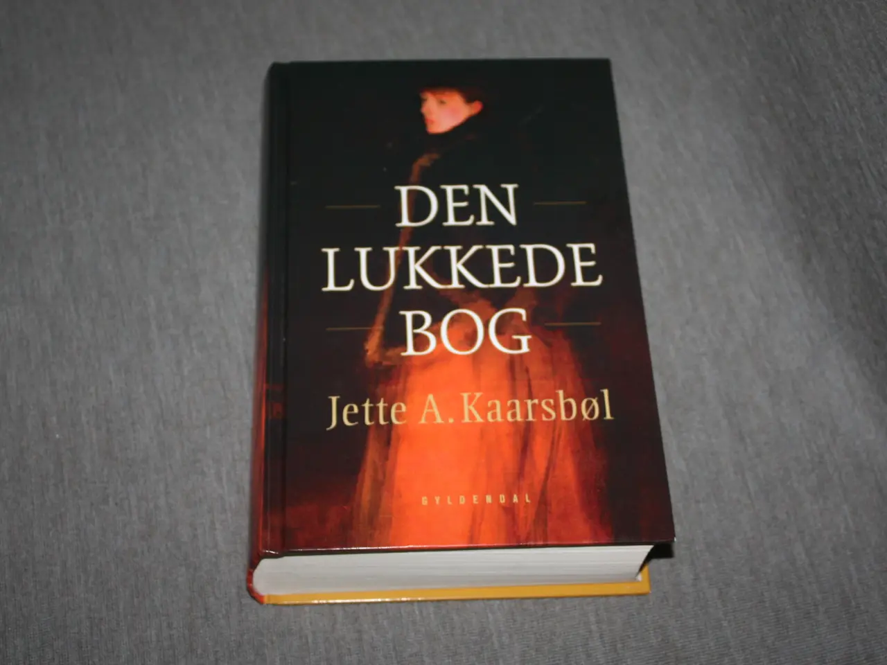 Billede 1 - Den lukkede bog afJette A. Kaarsbøl