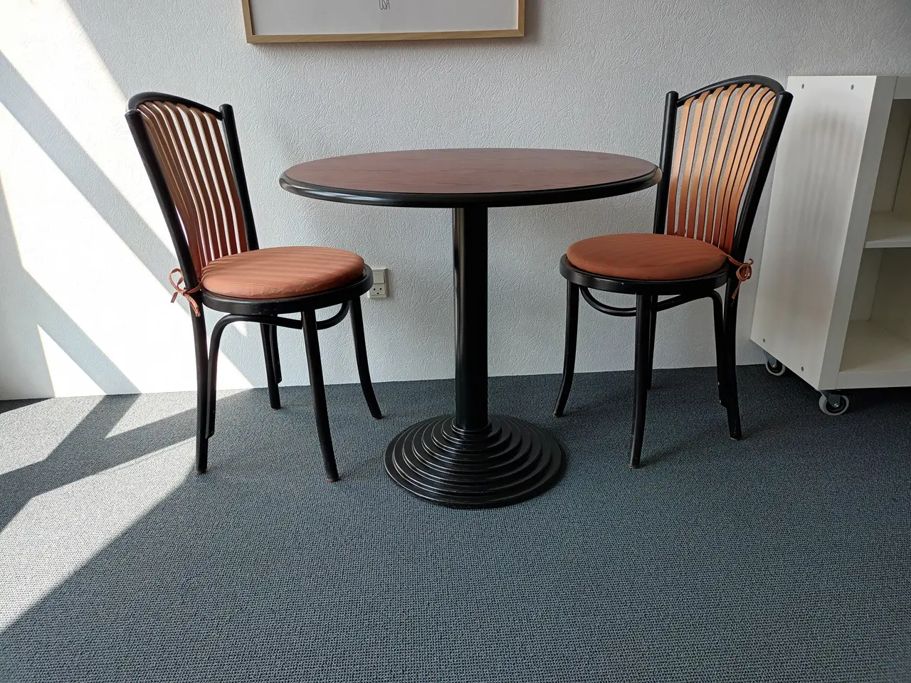 Billede 1 - Café-sæt - bord ø80 cm. og 2 stole.