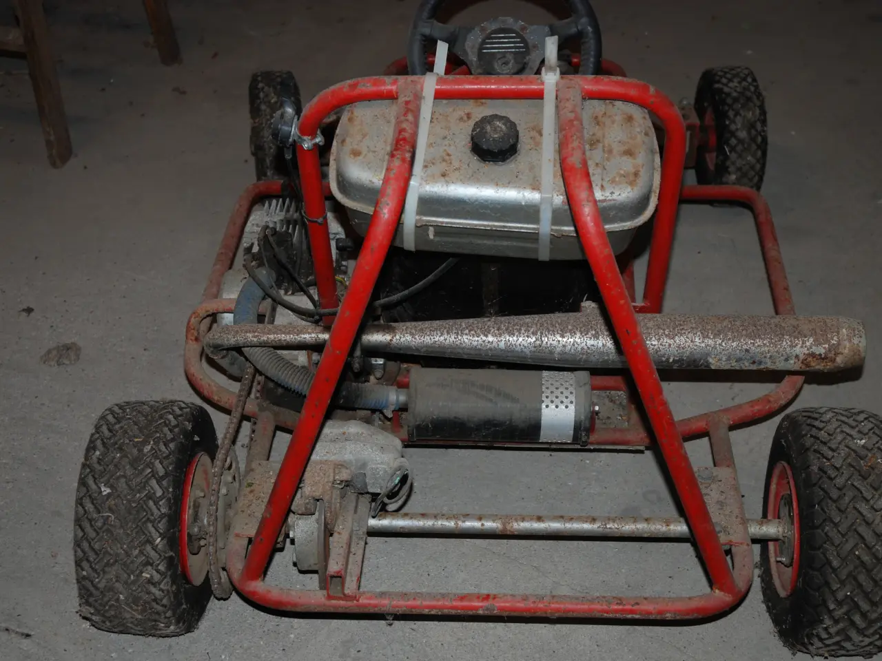 Billede 2 - Puck maxi sidder i en gokart - den er med !