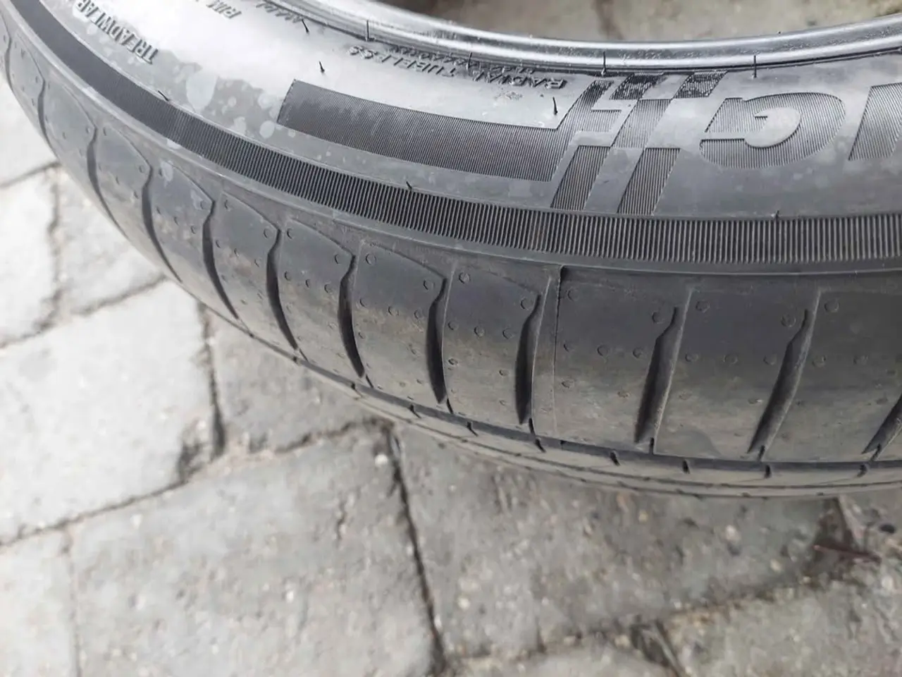 Billede 1 - Sommerdæk, 225/50R18