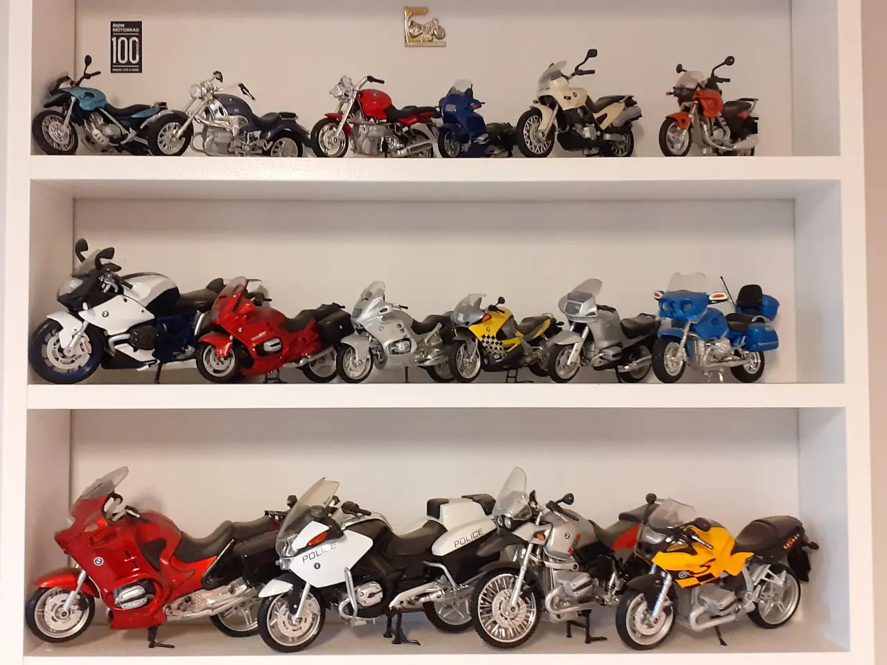 Billede 2 - Mindre samling af BMW modelbiler og -motorcykler