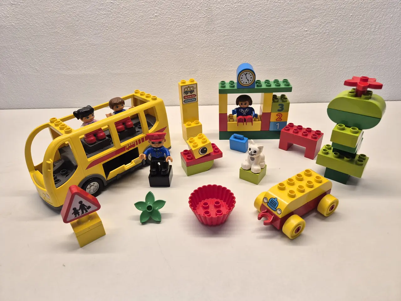 Billede 1 - Duplo Skolebus med forskellige figurer og klodser