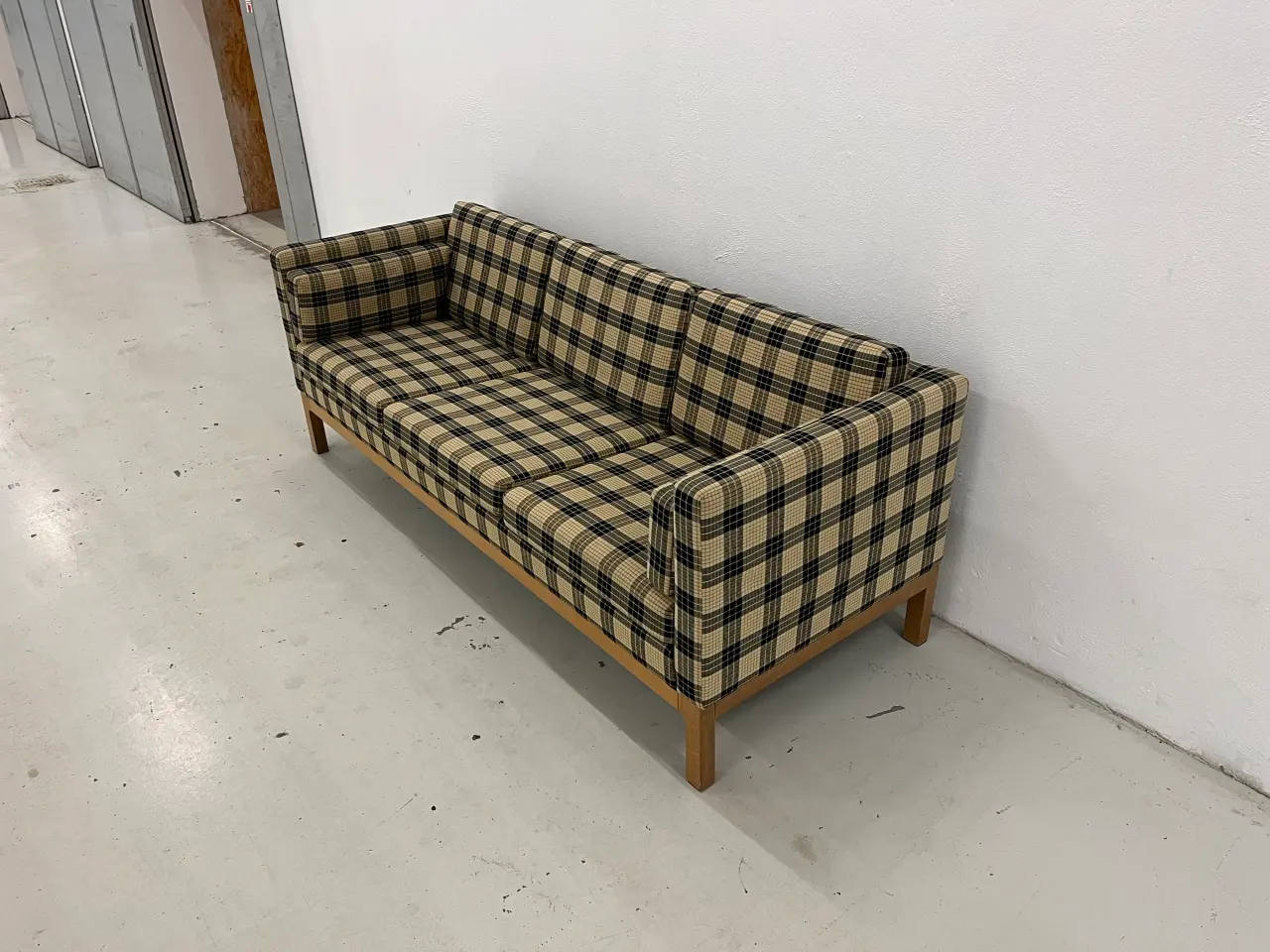Billede 5 - Børge Mogensen 3 Pers.Sofa i ternet stof, ben i Eg