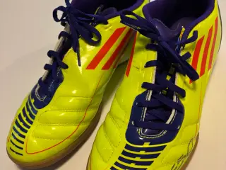 Indendørs Adidas fodboldstøvler sælges