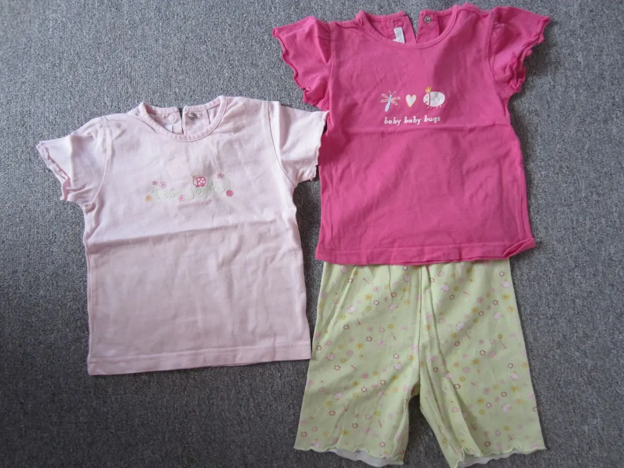 Billede 1 - T-shirt og shorts str. 80
