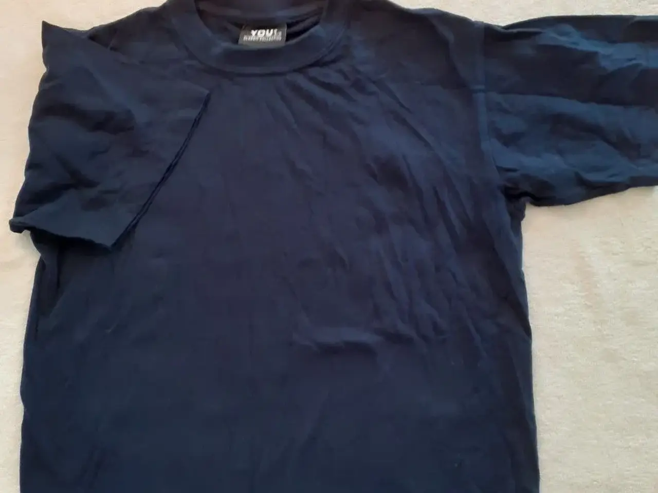 Billede 3 - 3 t-shirts, str. 128, 1 blå/grå stribet & 2 sorte