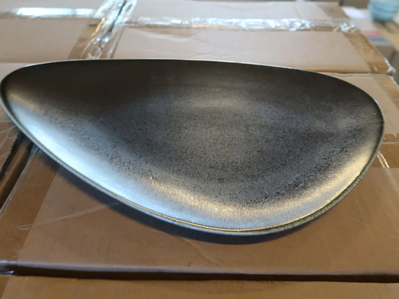 Billede 5 - 48 stk. Dust trekantet tallerken, brun, 35 x 22 cm