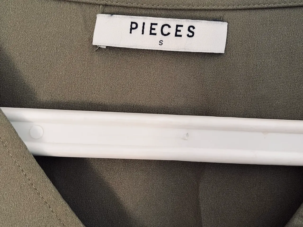 Billede 2 - Armygrøn PIECES kjole i str. S