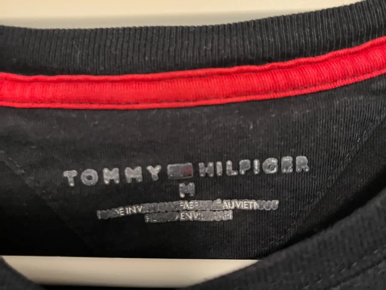 Billede 4 - Sort Tommy Hilfiger t-shirt