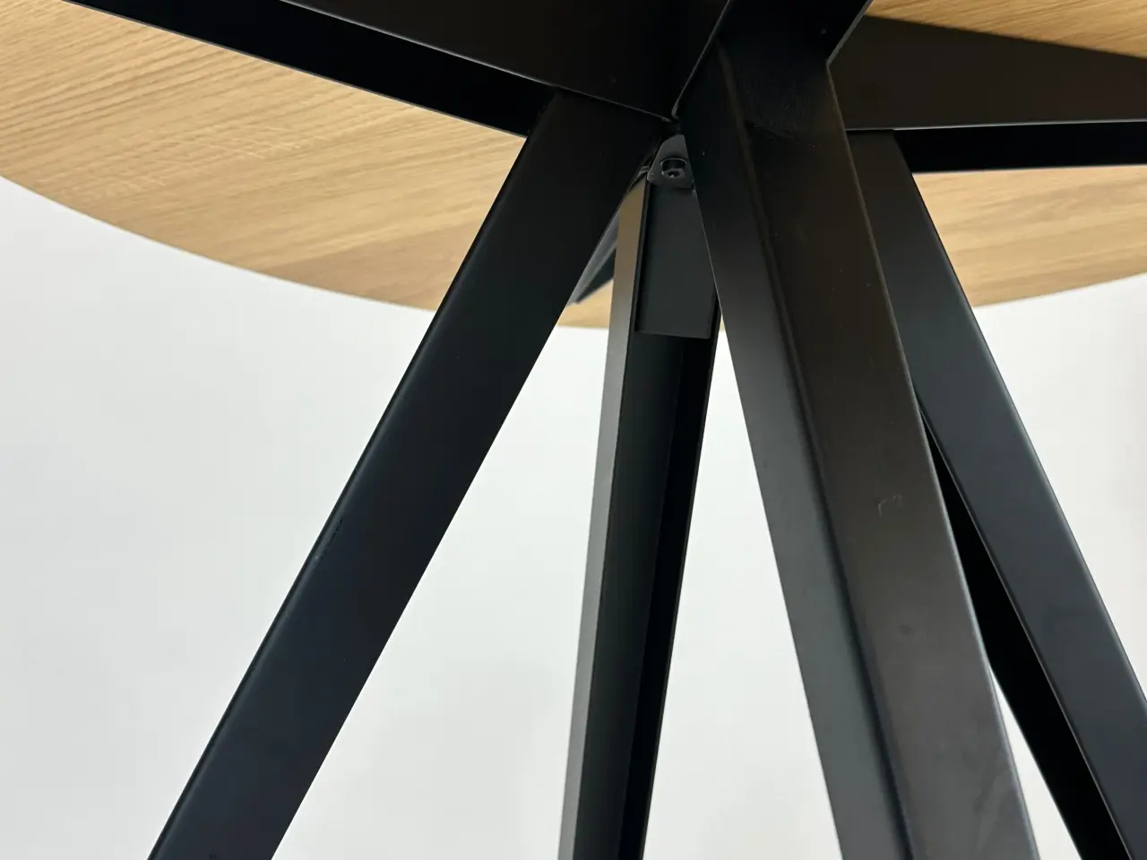 Billede 5 - HAY Pyramid Café Table 21 Bord – Træ med Sort Stel 70x70x74 cm
