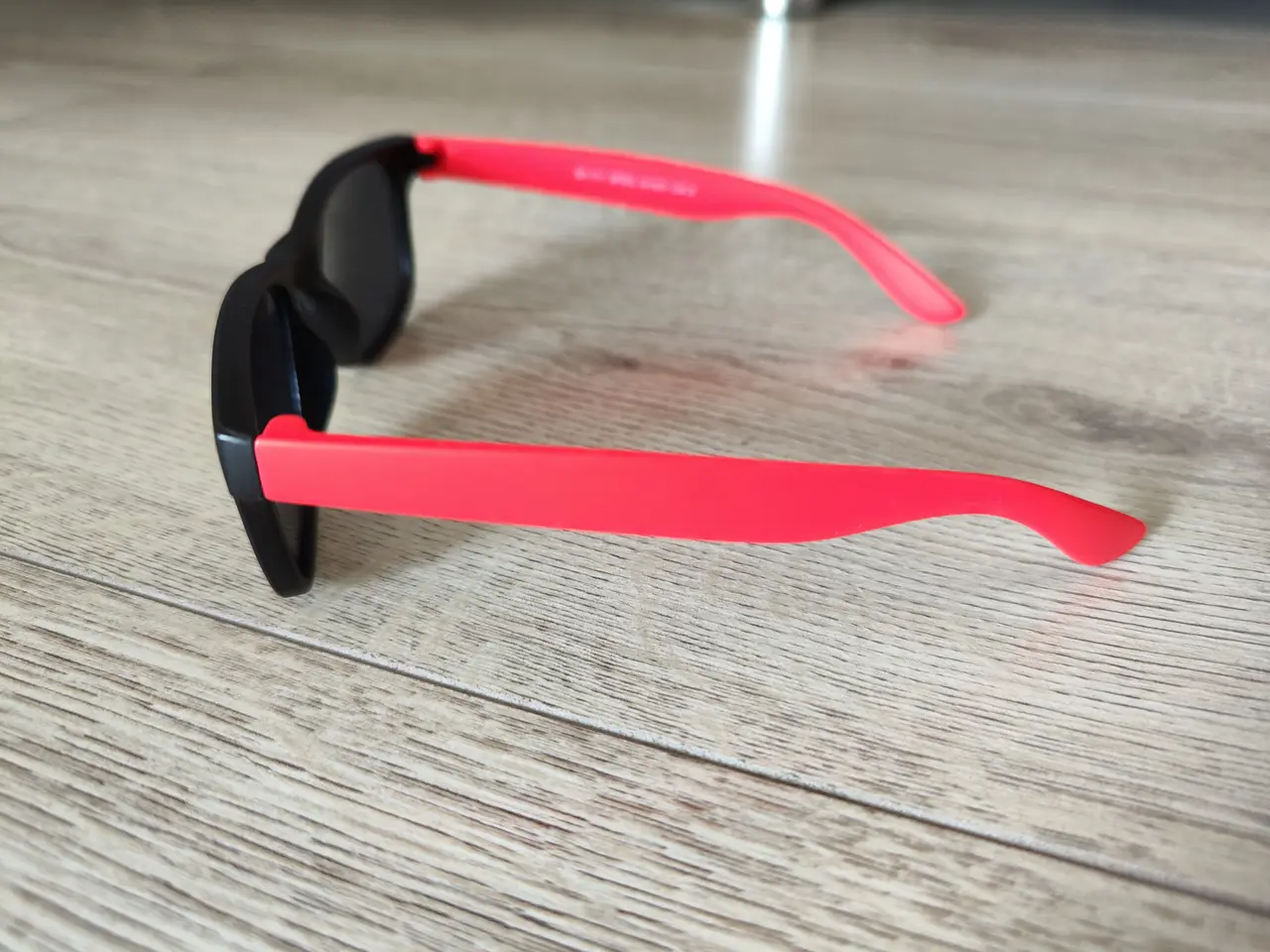 Billede 3 - Børne solbrille sort med røde stænger no 2