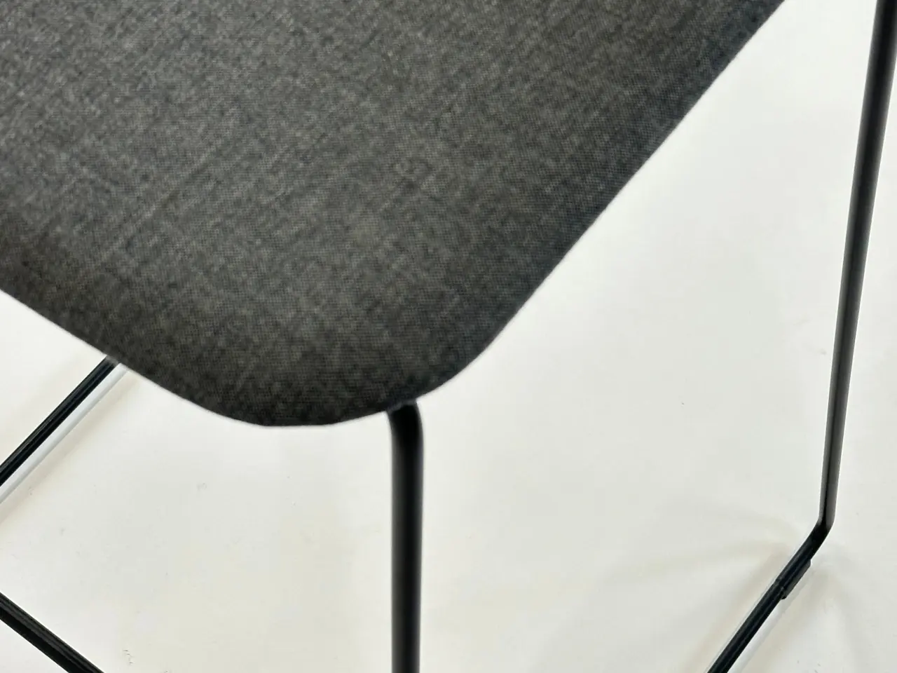 Billede 9 - Fredericia Furniture Pato Sledge Barstol – Mørkegrå med Sort Stel SH 80 cm