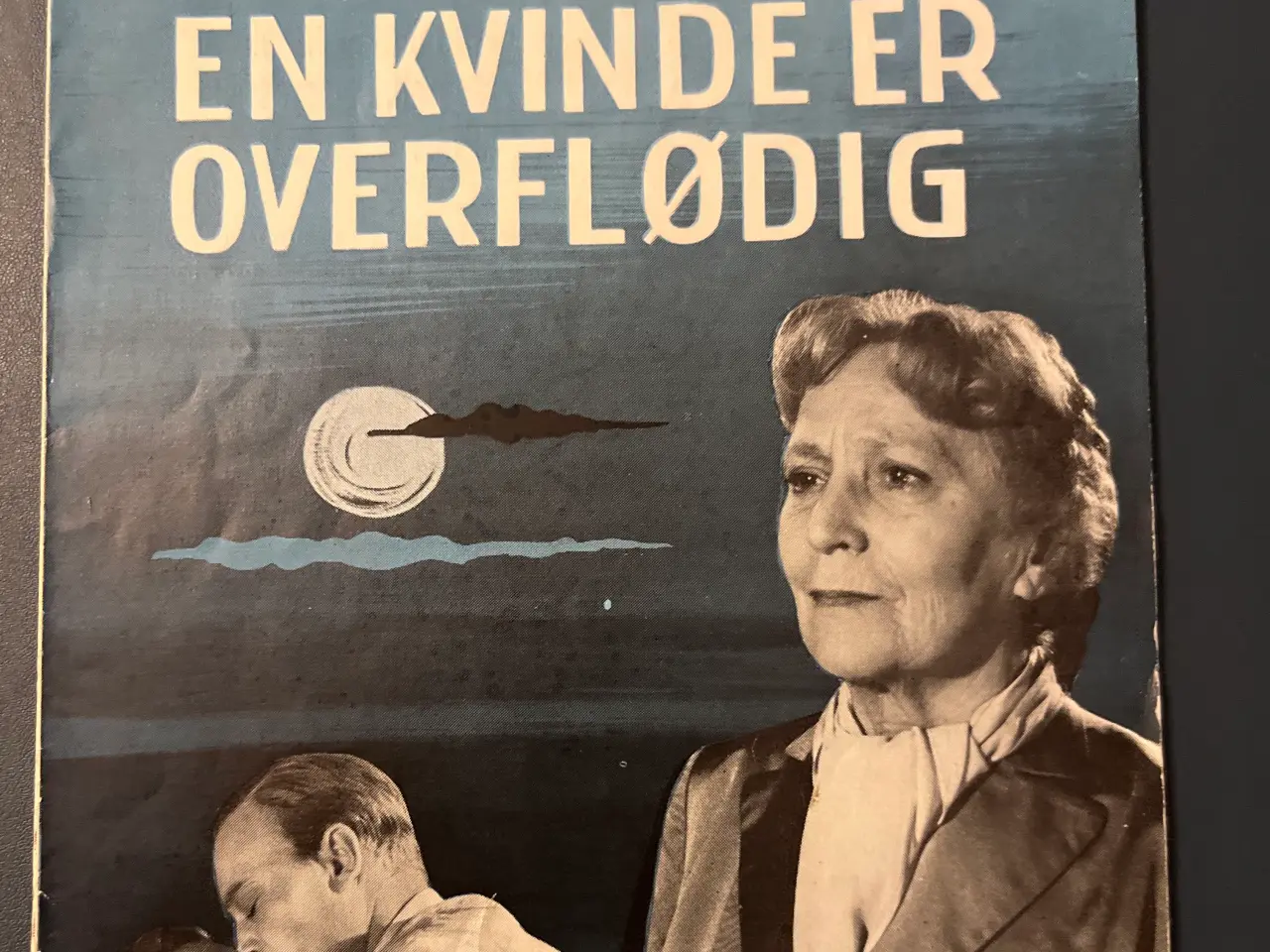Billede 1 - En kvinde er overflødig 