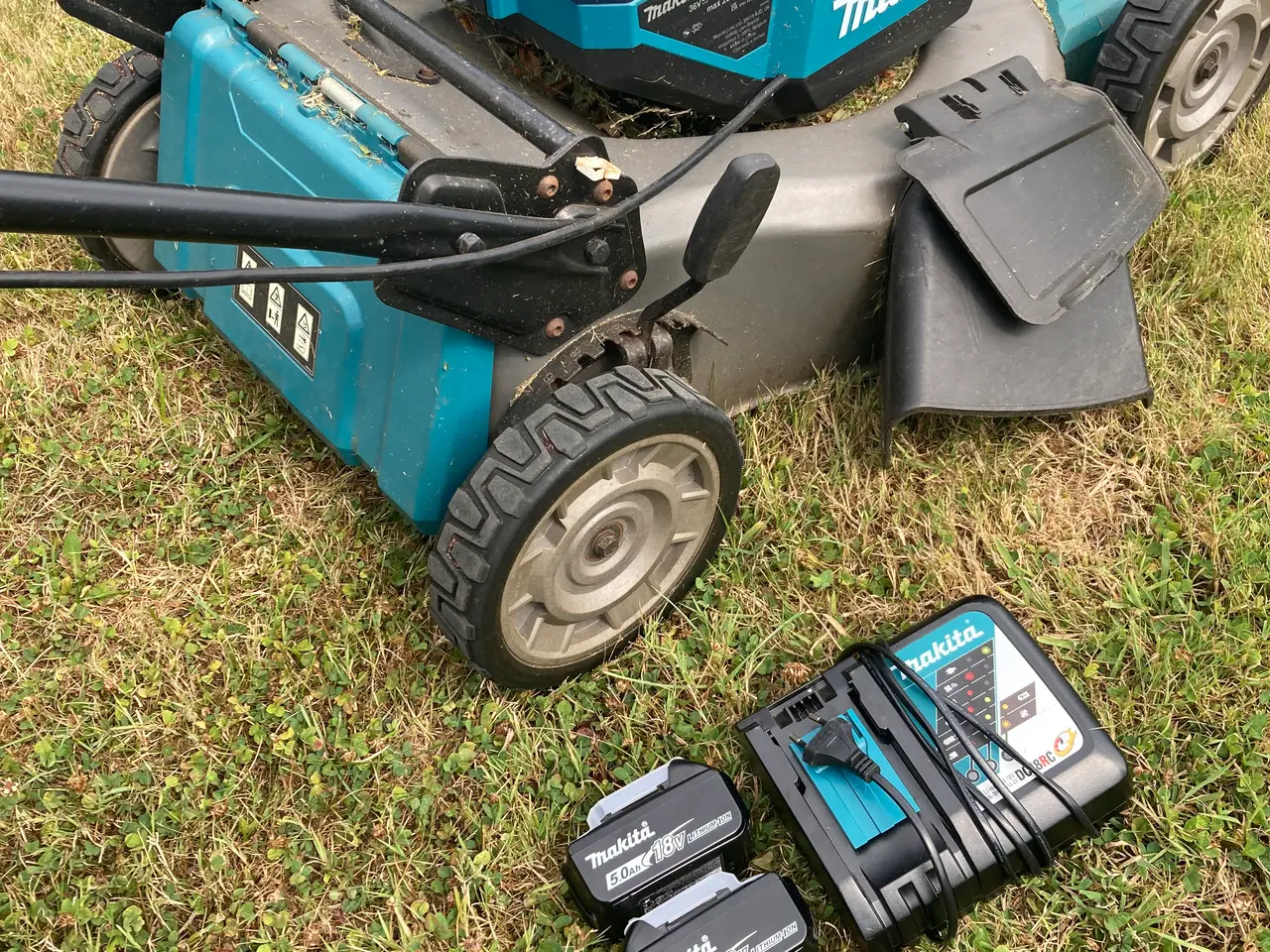 Billede 4 - Makita el-plæneklipper, 2 batterier og oplader