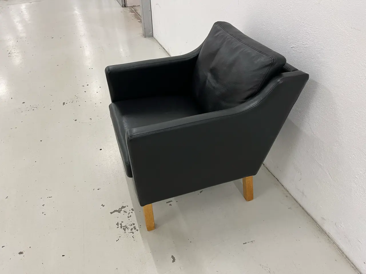 Billede 7 - Nielaus lounge stole i sort semi anilin læder.
