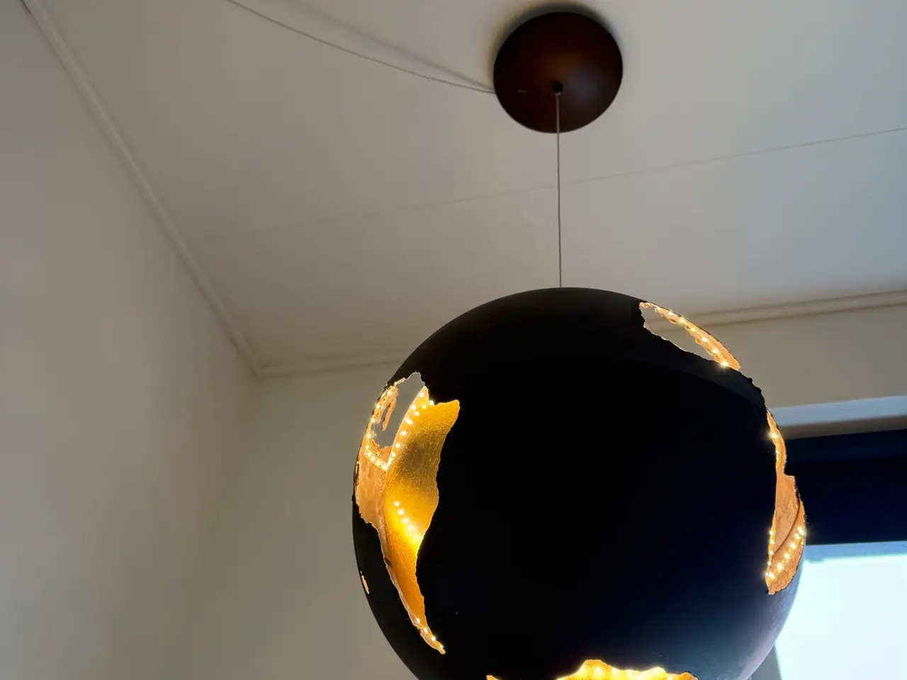 Billede 5 - Globus lampe i metal med guld og LED lys