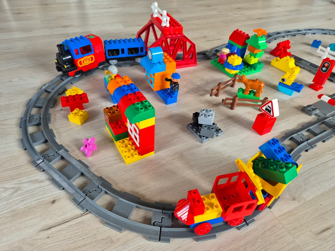 Billede 2 - Duplo Elektrisk Togbane, Batteritog, Togvogne, Bom