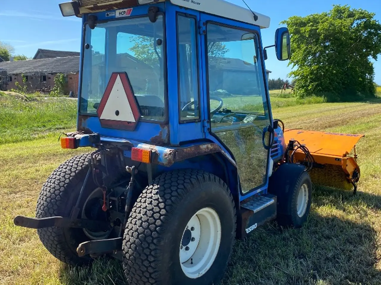 Billede 3 - Iseki TF330  Compact tractor with Nesbo FH1300 Hydraulic front-mounted sweeper