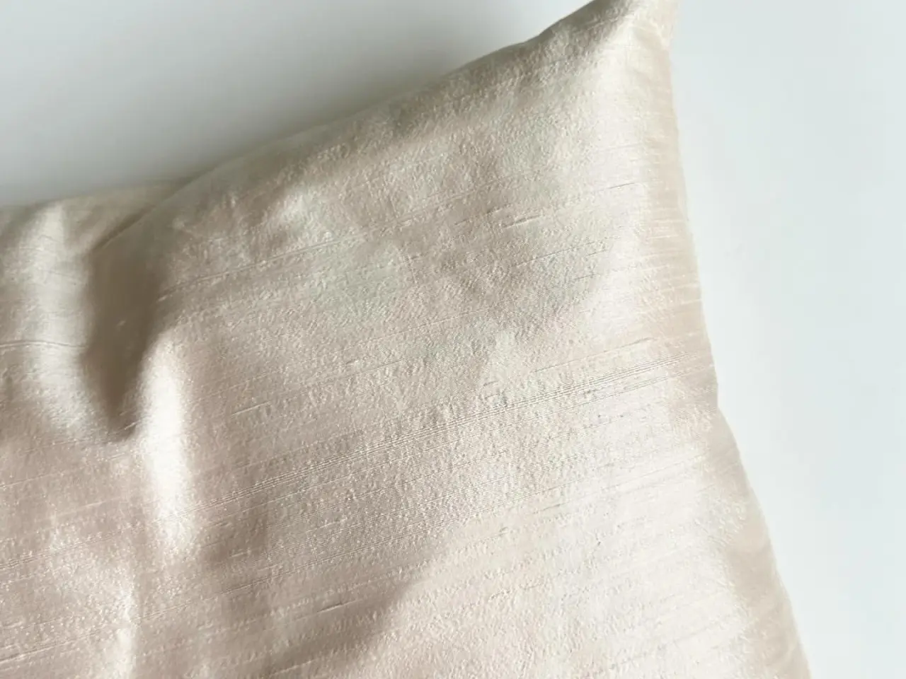 Billede 2 - Pyntepude, creme
