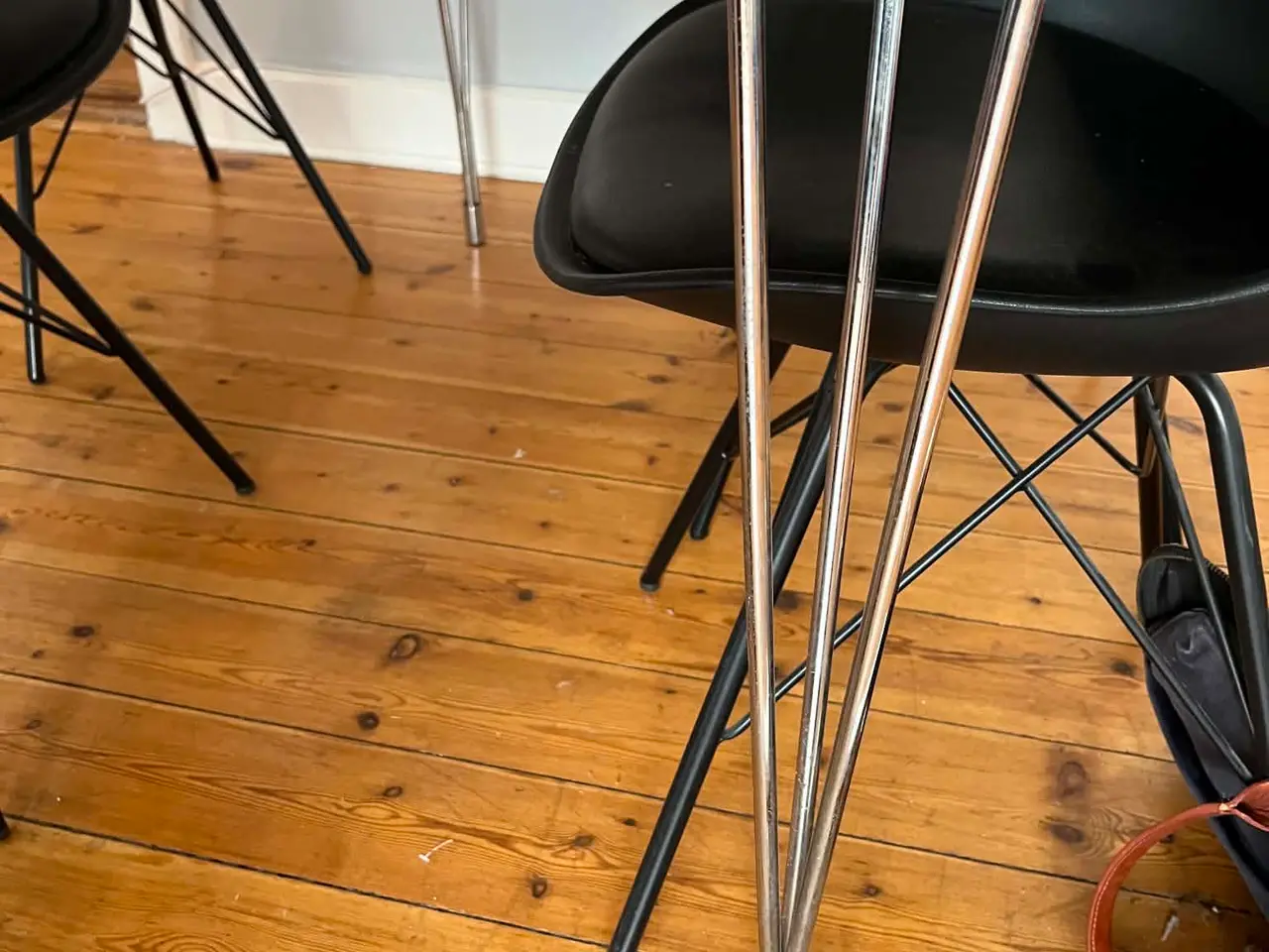Billede 2 - Stilrent hvidt spisebord med metalben