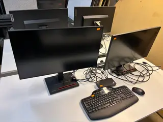2 stk. Skærme m/docking, tastatur & mus LENOVO